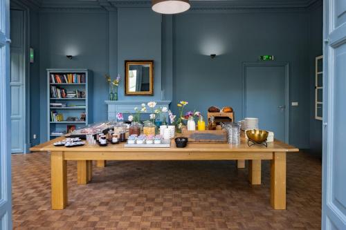 Green White Hotel Restaurant