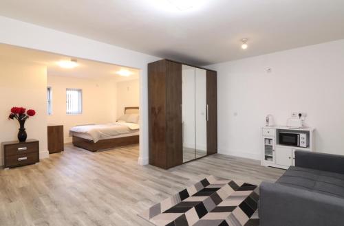 Independent en-suite rooms