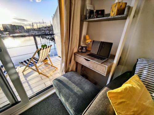 Tiny float home Brighton