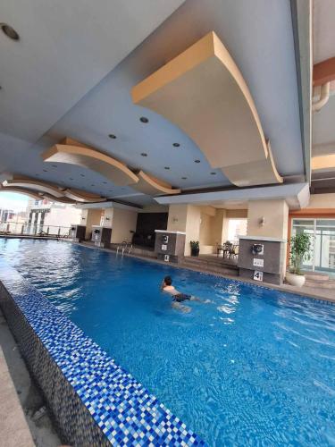 BirchTower Studio Condo with Balcony & Pool - Carosa Staycation