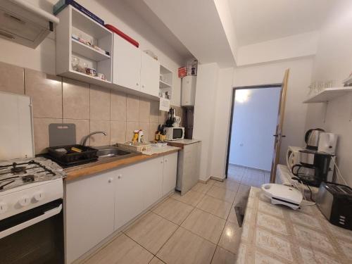 Cazare Eforie Nord, plaja Acapulco, garsoniere Four Studios, bucatarie comuna, baie proprie, etaj 4, fara lift