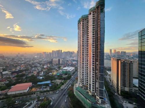 BGC Uptown Parksuites King Bed with Balcony Sunset and City View