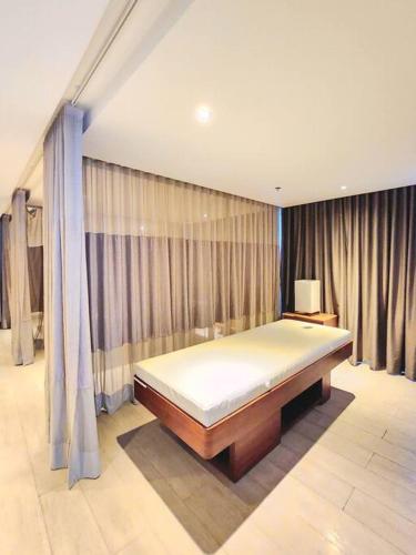 BGC Uptown Parksuites King Bed with Balcony Sunset and City View