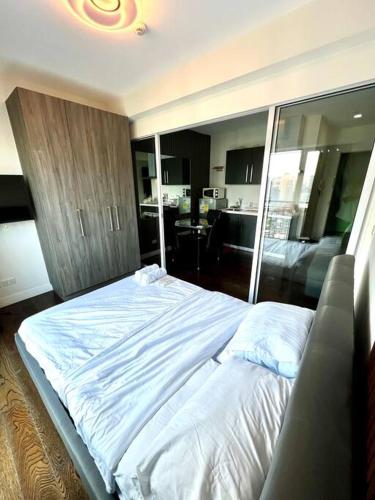 Acqua Private Residences - Livingstone Tower (Makati - Mandaluyong)