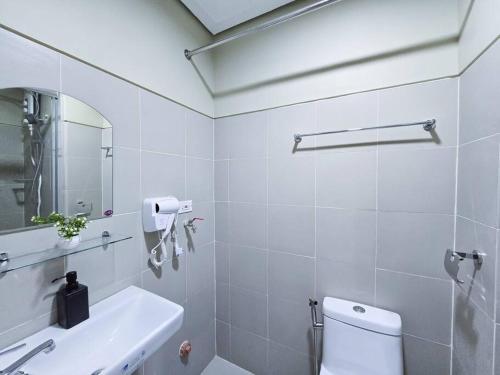 1BR Condotel with Balcony at FAME Residences #FM30