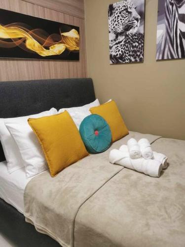 JoVis Place Staycation near MOA(Wifi & Netflix)