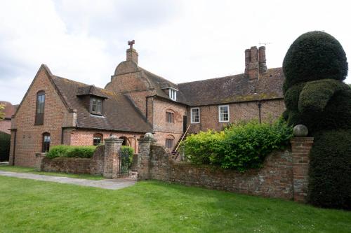 Knowlton Court Cottages