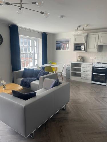 Town Center Beautiful 2 Bed Apartment