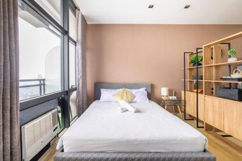 Modern furnished Penthse view on say