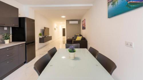 Spacious 2BR Apartment with Terrace - by HostMT