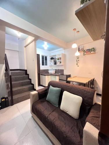 Spacious 2-Level 2BR Cozy Apartment