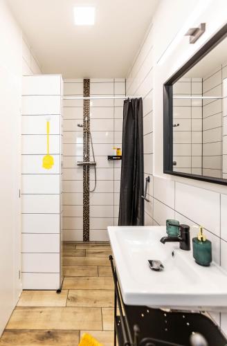 Private Stylish Apt With Free Parking 24-7 self check-in