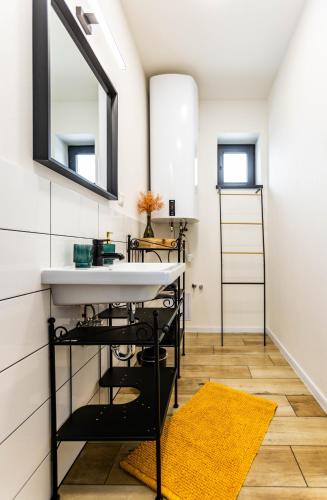 Private Stylish Apt With Free Parking 24-7 self check-in