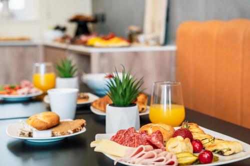 Stuart Rooms by Zzzing