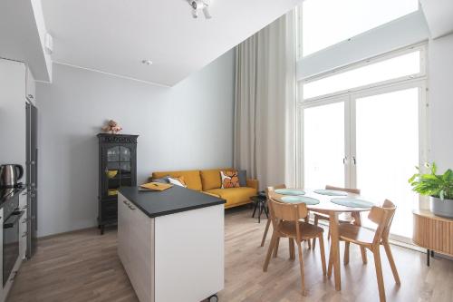 Ydinkeskustassa saunallinen huoneisto kahdessa tasossa