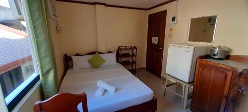 CORALYN'S PLACE small room