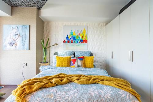 Glamorous Luxury 2 Bedroom Apartment in Aeon Towers I Panoramic Views I Free Wi-fi, Gym and Pool I by Bleuspace