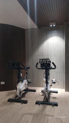 Modern 1Bedroom Condo, with heated Roofdeck pool by Mist and Pine