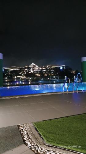 Modern 1Bedroom Condo, with heated Roofdeck pool by Mist and Pine