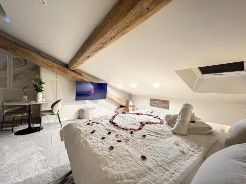 Cocon Blanc câlin avec Jacuzzi privatif - LoveRoom Insolite