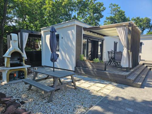 Bowery Guest Houses - Árnyas vendégházak - jakuzzi használattal