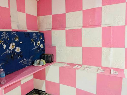 Deyo Guest House Room Pink