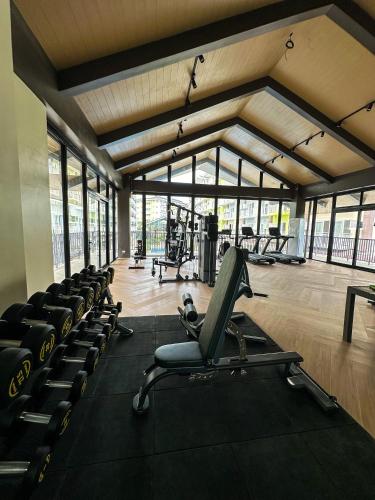 Quiet Studio 5 Mins from Airport with Fast Wifi, Netflix, Gym, Pool