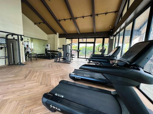 Quiet Studio 5 Mins from Airport with Fast Wifi, Netflix, Gym, Pool
