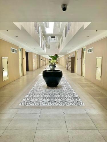Quiet Studio 5 Mins from Airport with Fast Wifi, Netflix, Gym, Pool