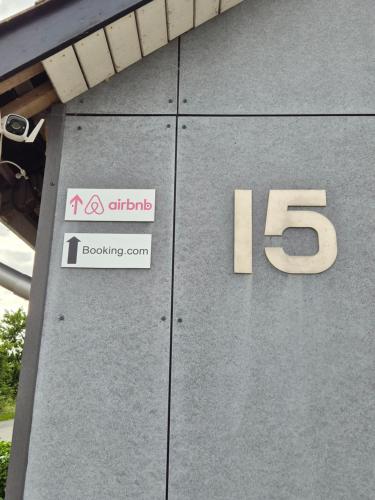 Værelse, tv-stue og spiserum uden vand, ikke køkken, på første sal , eget badeværelse i stueetagen