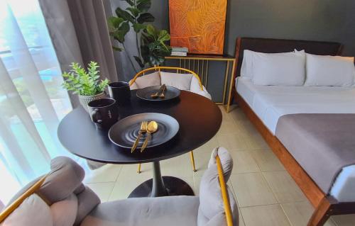 The French Apartment Pasig - Fast Wi-Fi and pool