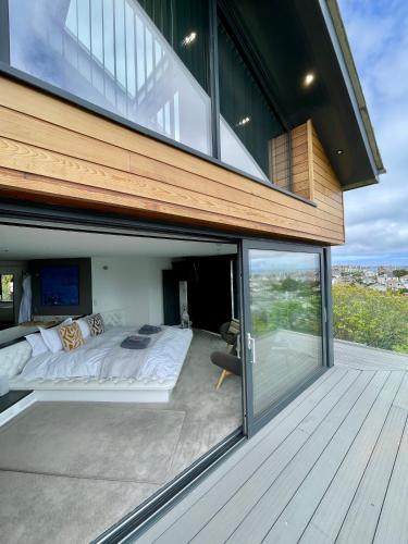 Uno - St Ives