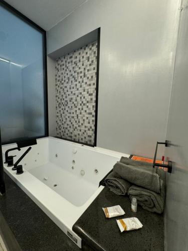 Dislocati BnB - Jacuzzi privata - Cucina - TV60" - Minimal Luxury