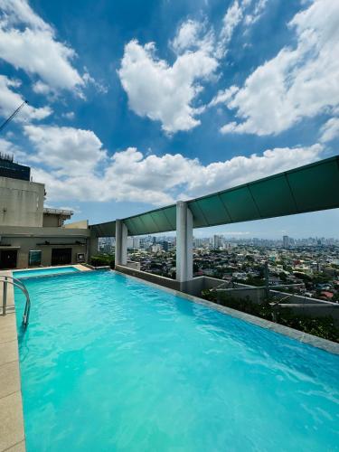 Vinia Infinity Studio 2 Near Malls with WiFi Netflix and Karaoke