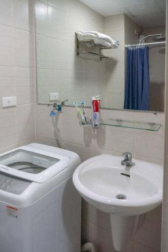 Manila Skyline View Digital Nomad Studio with balcony