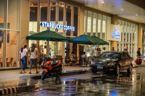 Manila Skyline View Digital Nomad Studio with balcony