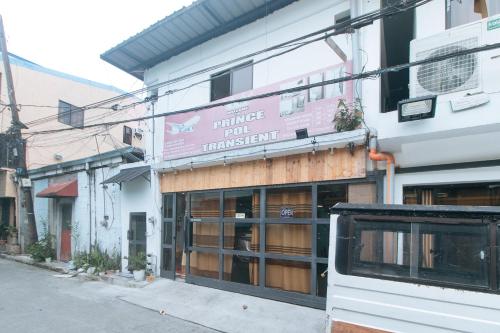 RedDoorz at Prince Hotel near NAIA T1