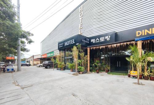 RedDoorz Premium @ Regency Sunset Hotel