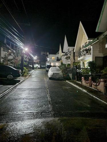 Bed and Breakfast Small Cozy Room with Balcony, T&B, Fast WiFi, Netflix