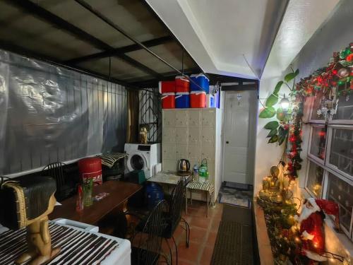 Bed and Breakfast Small Cozy Room with Balcony, T&B, Fast WiFi, Netflix