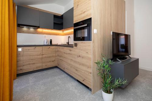 ALURE RESIDENCES 11 - 24h self check-in & private parking next to the apartment building included, CITY CENTER right on SNP Square in a quiet passage, new building, best deal in town