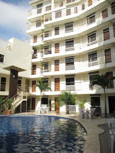 KANDI B11, Poolside, Free Netflix, 250 MBPS, 55" Smart TV, Deluxe King Bed, Fully Equipped Kitchen, Electric is Xtra