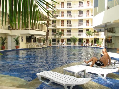 KANDI B11, Poolside, Free Netflix, 250 MBPS, 55" Smart TV, Deluxe King Bed, Fully Equipped Kitchen, Electric is Xtra