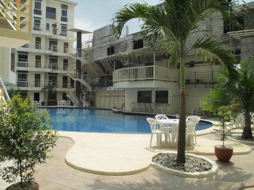 KANDI B11, Poolside, Free Netflix, 250 MBPS, 55" Smart TV, Deluxe King Bed, Fully Equipped Kitchen, Electric is Xtra