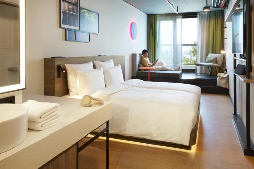 REVERB by Hard Rock Hamburg