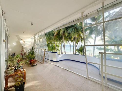 Ocean View Apartment - Absolute Beachfront with Kitchen, Netflix and Fast WiFi