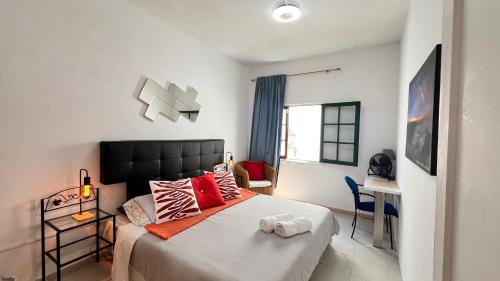 Alquiler de Habitación privada con las areas de sala, cocina y baño que se comparten cerca al Mar!