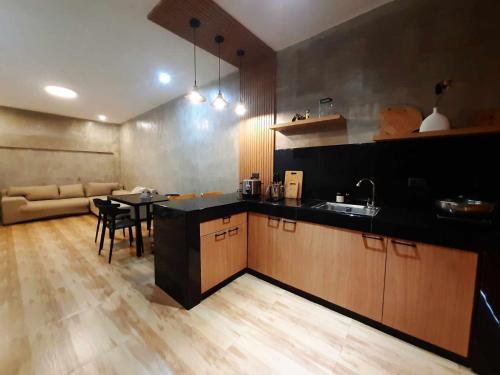 Maison Tres with Dipping Pool, billiards, airhockey, videoke and netflix and chill