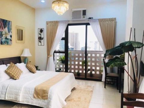 Modern Studio Gem - Two Balconies with Ocean & Mountain Views