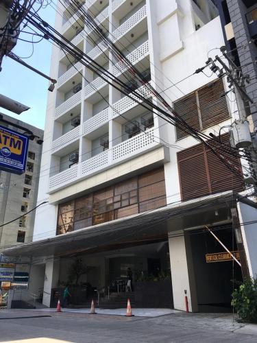 Modern Studio Gem - Two Balconies with Ocean & Mountain Views